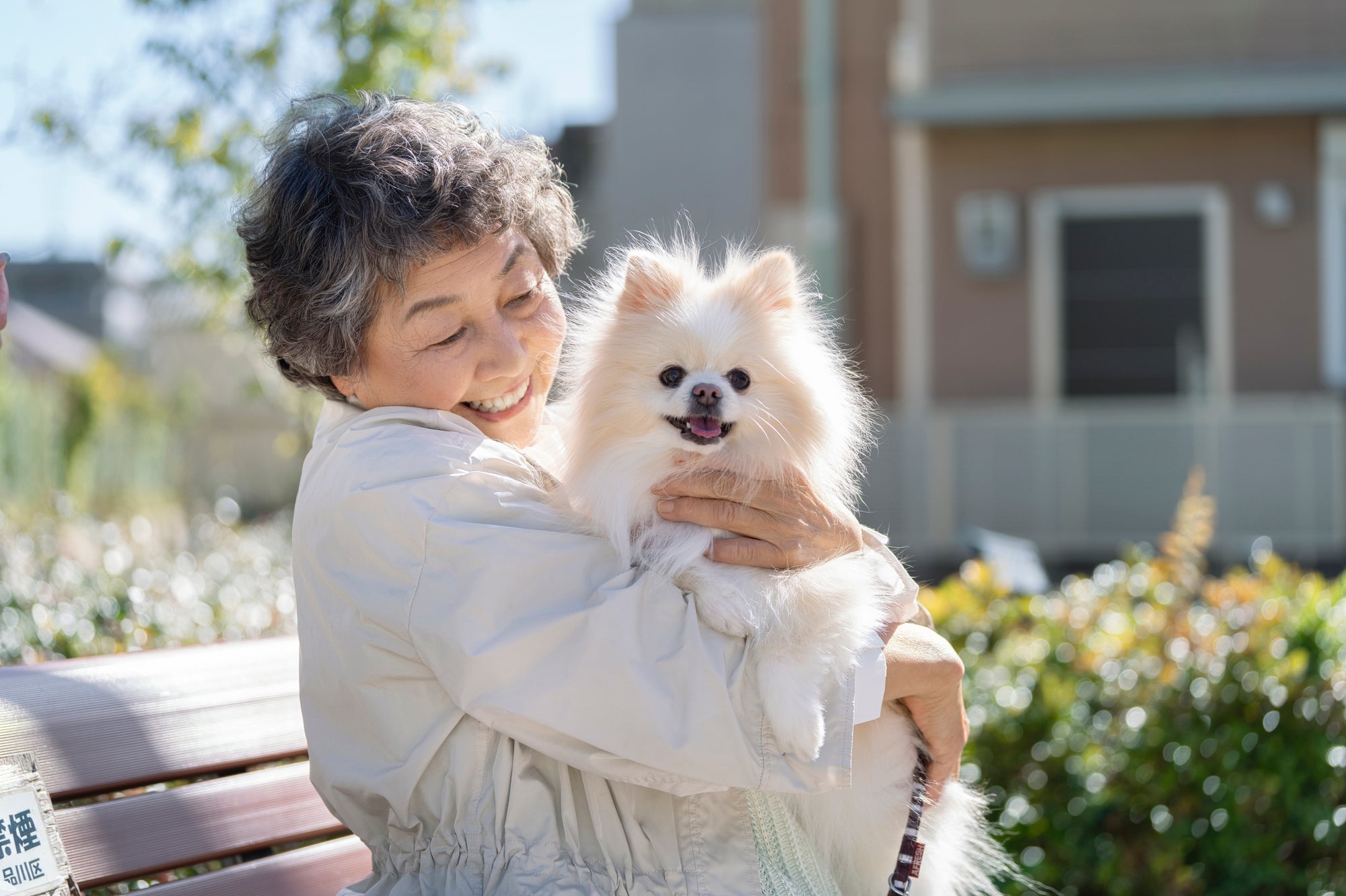 穏やかな表情の超高齢の犬・猫と、寄り添う飼い主様の写真。